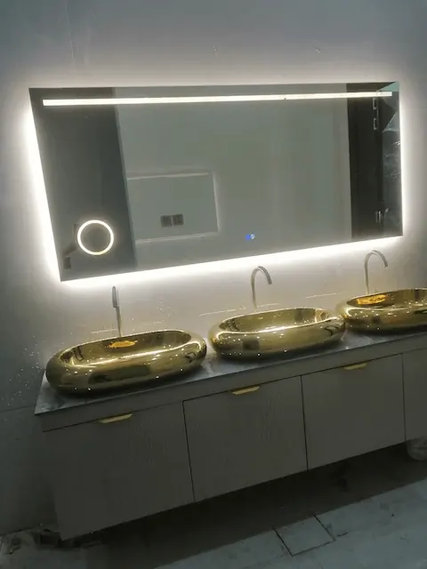 فني صحي في الكويت يقوم بإصلاح تسريبات المياه داخل منزل